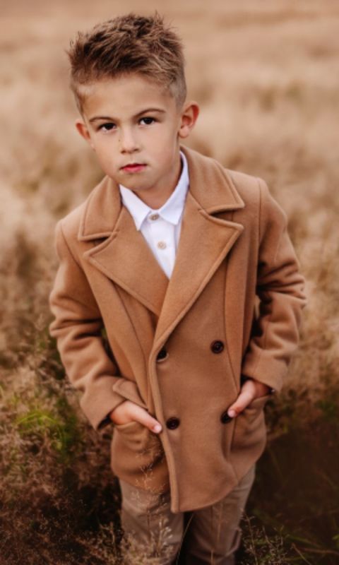 Modny karmelowy płaszcz dla chłopca z wełny