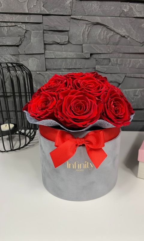 Bukiet czerwone wieczne róże szary flower box