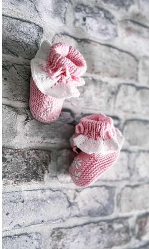 Różowe weniane buciki niemowlęce z haftem