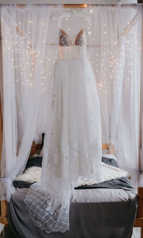 Koronkowa suknia ślubna z trenem - Victoria