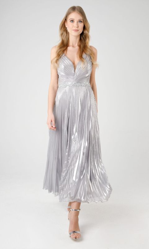 Plisowana srebrna sukienka z ozdobnym paskiem 
