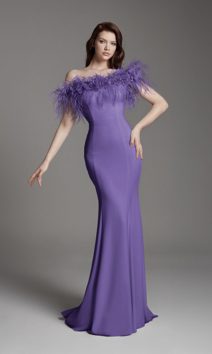 Dopasowana suknia wieczorowa z piórami w kolorze fioletowym _34