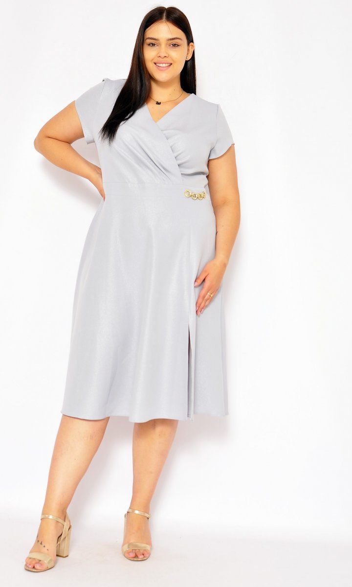 M&M - Sukienka rozkloszowana midi z łańcuszekiem z boku w kolorze szarym. MODEL:RE-7461 - Rozmiar: 48
